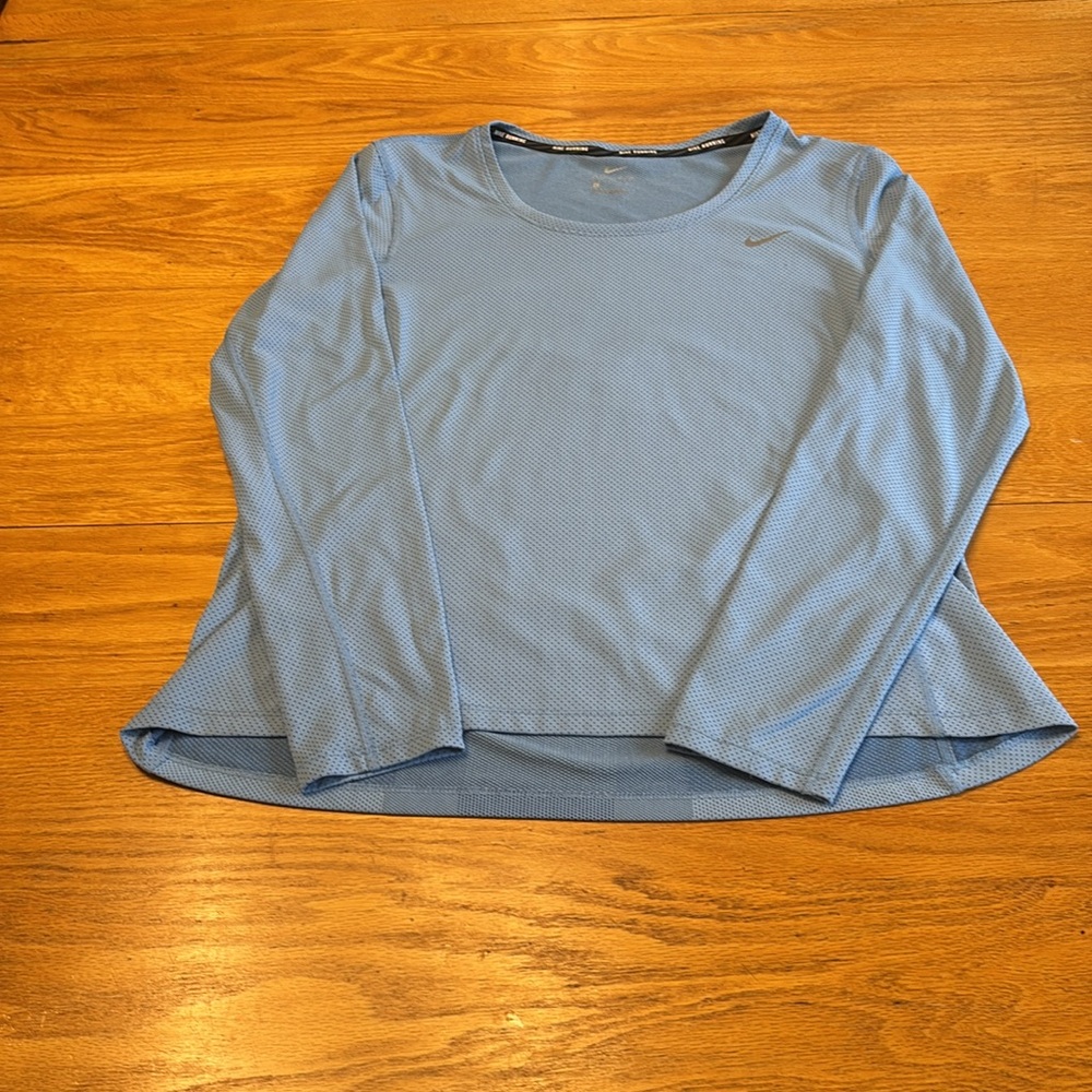Nike Women’s Black and Blue Leggings with Light Blue Short Sleeve Top - Picture 5 of 11